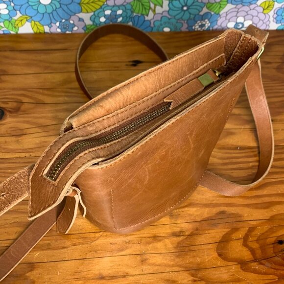 Madewell The Small Transport Leather Bucket Bag in English Saddle - Picture 8 of 11